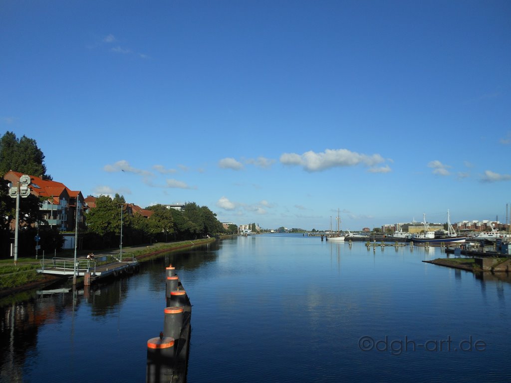 Blaue Stimmung durch Himmel und Wasser. Bildszenerie am Ems-Jade-Kanal von der Deichbrücke in Wilhelmshaven gesehen.